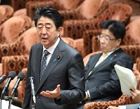 衆院予算委員会で裁量労働を巡る残業データ問題について答弁する安倍晋三首相。右奥は加藤勝信厚生労働相＝国会内で２０１８年２月２６日、川田雅浩撮影