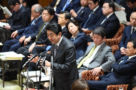 衆院予算委員会締めくくり質疑で裁量労働を巡る残業データ問題の質問に答える安倍晋三首相＝国会内で２０１８年２月２８日午前１０時６分、川田雅浩撮影