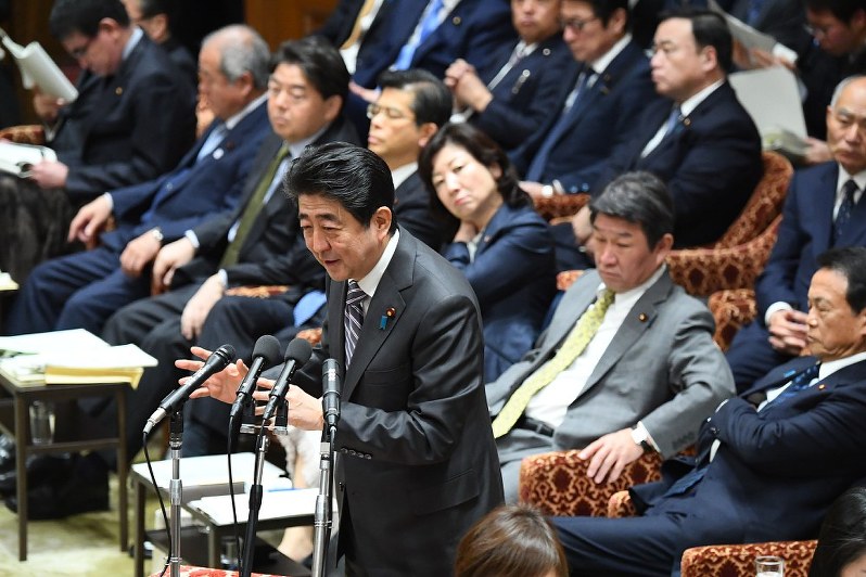 衆院予算委員会締めくくり質疑で裁量労働を巡る残業データ問題の質問に答える安倍晋三首相=国会内で2018年2月28日午前10時6分、川田雅浩撮影