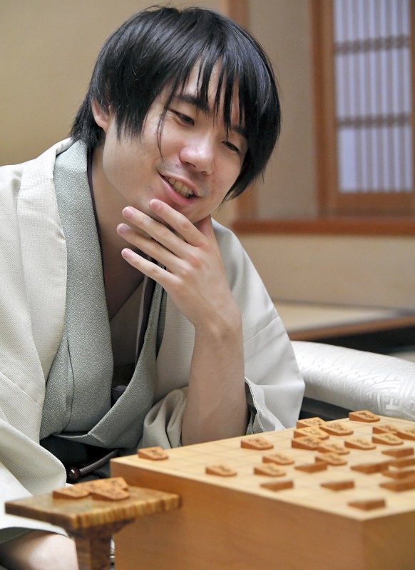 佐藤天彦名人=宮間俊樹撮影