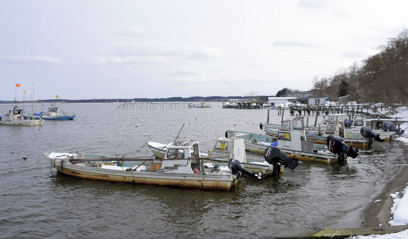 禁漁が続く中、湖面に浮かんだままの漁船=青森県東北町で2018年2月27日、一宮俊介撮影