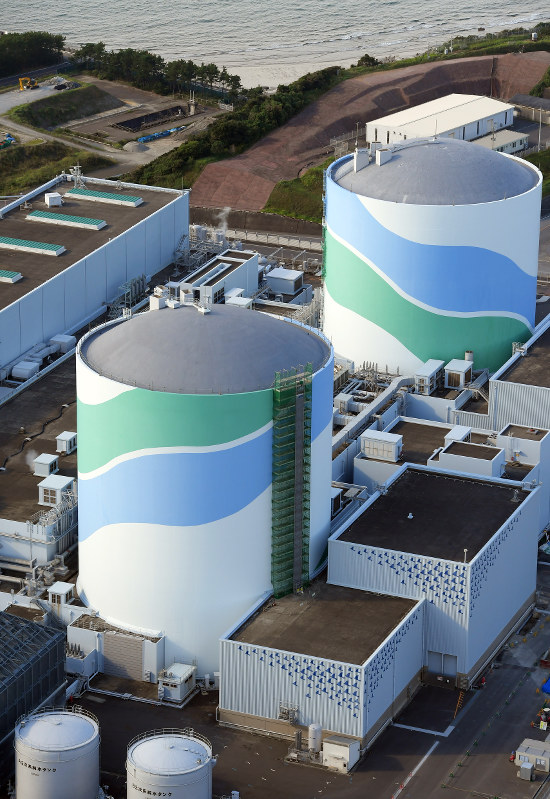 九州電力の川内原発1号機(手前)=本社ヘリから須賀川理撮影