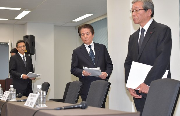 記者会見に臨む三菱マテリアルの竹内章社長(中央)。右は三菱電線工業の村田博昭前社長=2017年11月24日、西本勝撮影
