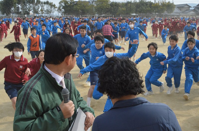 ギネス記録挑戦 美濃加茂 西中学校で９７２人 だるまさん転んだ 岐阜 毎日新聞
