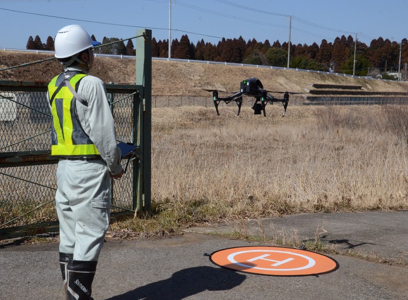 ドローンフィールドで実験をするサン・ジオテックの社員=千葉市緑区の千葉市ドローンフィールド大高調整池で