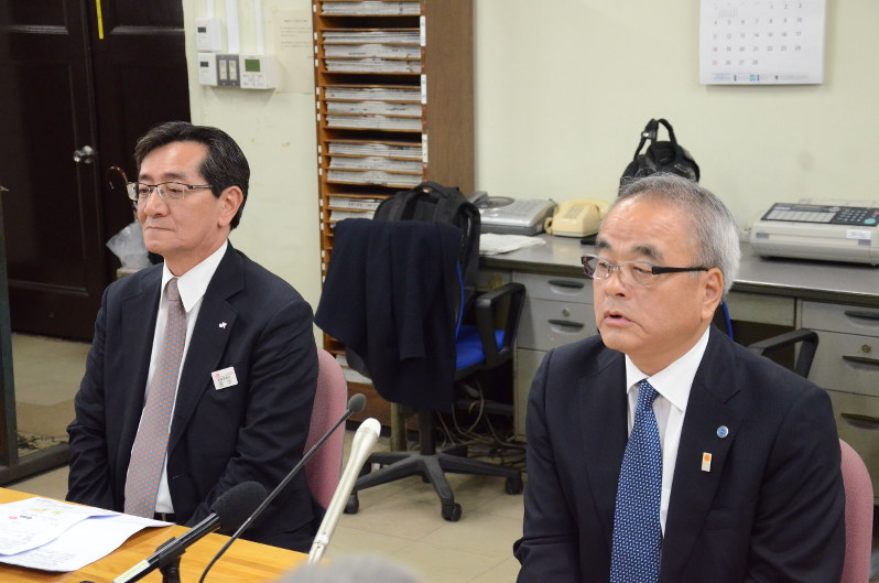 県庁で記者会見した宮崎交通の菊池社長(右)とJR九州の田中事業開発本部長
