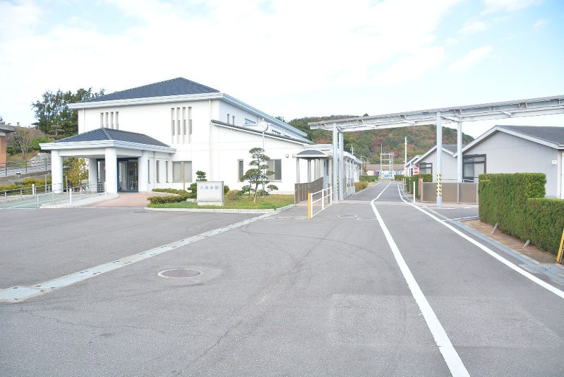 入所者の高齢化と減少が進む大島青松園。人通りは少ない=高松市の大島青松園で2017年11月24日、岩崎邦宏撮影