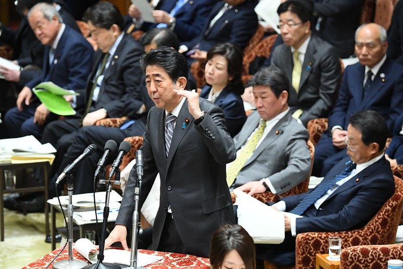 衆院予算委員会締めくくり質疑で裁量労働を巡る残業データ問題について答弁する安倍晋三首相＝国会内で２０１８年２月２８日午前１１時８分、川田雅浩撮影