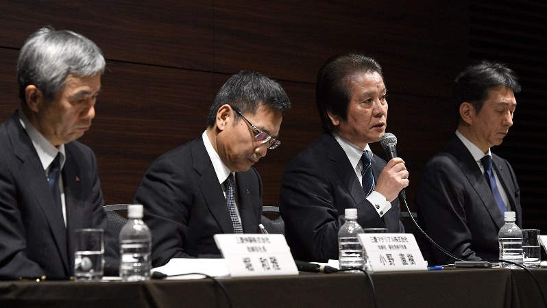 三菱マテリアルの記者会見。左が三菱伸銅の堀和雅社長=2017年12月28日、丸山博撮影