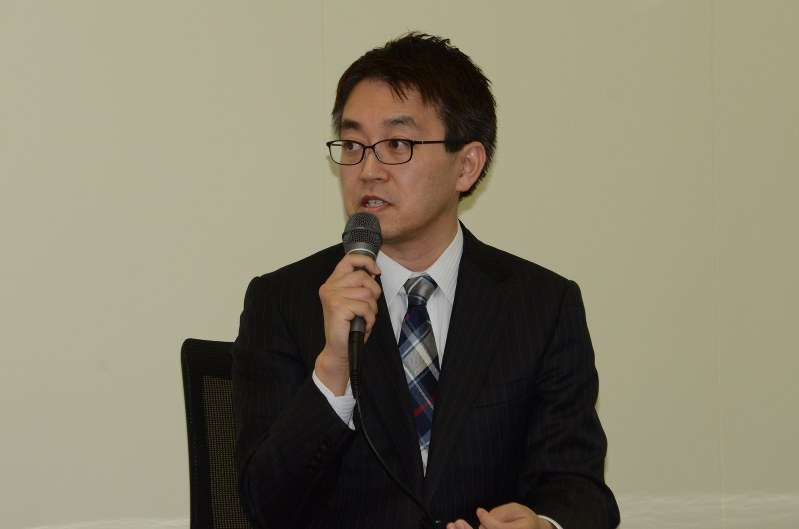 講演する羽生さん=静岡市駿河区で