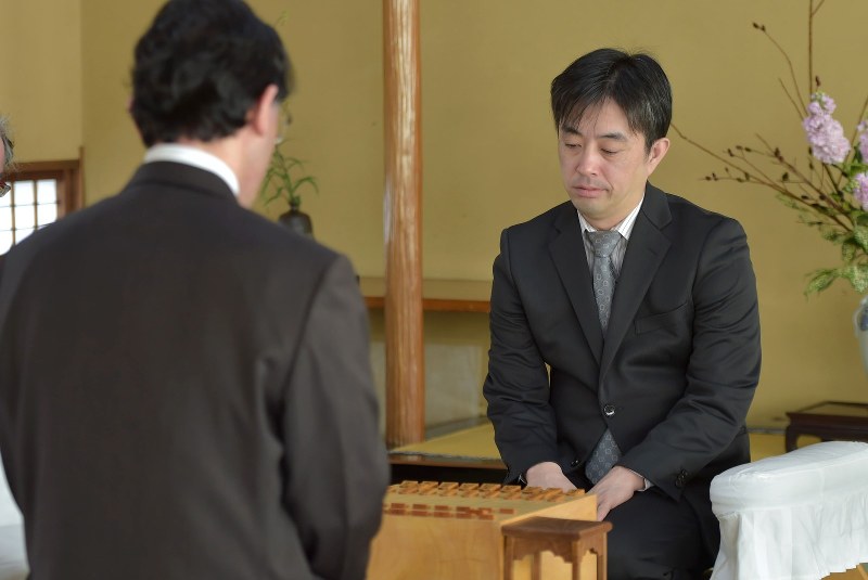A級順位戦最終局に臨む久保利明王将(右)と深浦康市九段=静岡市の浮月楼で2日午前8時52分、藤井達也撮影