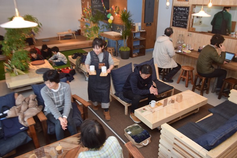 住民らでにぎわうカフェ「みどり TO ゆかり」=千葉県市川市のハイタウン塩浜で、鳴海崇撮影