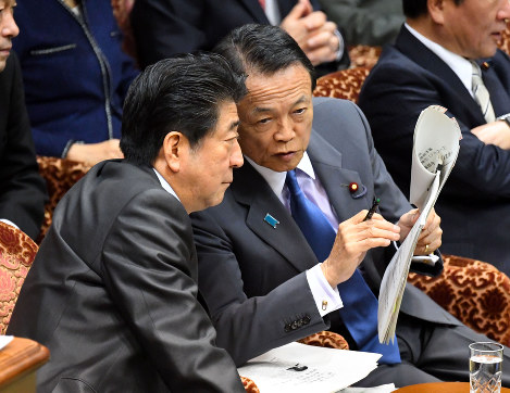 参院予算委員会の開会前に話す安倍晋三首相（左）と麻生太郎財務相＝国会内で２日、川田雅浩撮影
