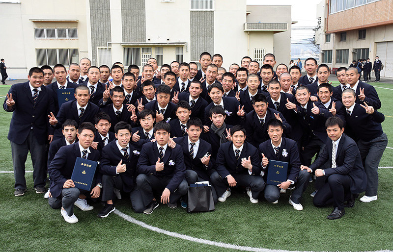 卒業式を終えた松山聖陵の元野球部員と、現役部員ら=松山市久万ノ台の同校で、木島諒子撮影