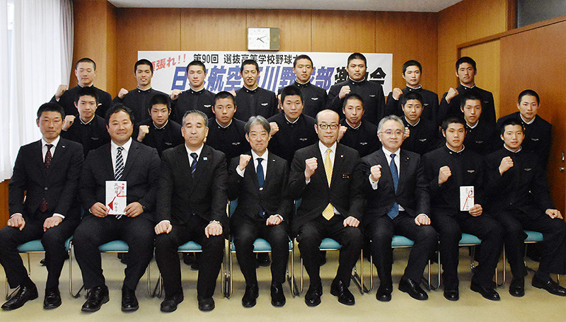 石川県輪島市役所に坂口茂副市長(前列右から4人目)を表敬訪問した日本航空石川ナインら=日向梓撮影