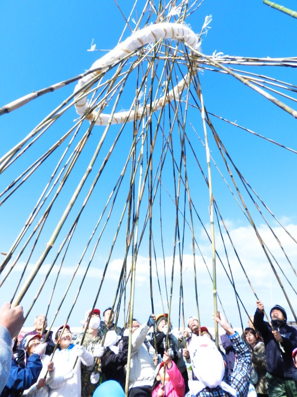 ゲーター祭り 過疎で中止の奇祭 鳥羽 神島の児童ら再現 三重 毎日新聞 ゲーター祭り 過疎で中止の奇祭 鳥羽 神島の児童ら再現 三重 毎日新聞