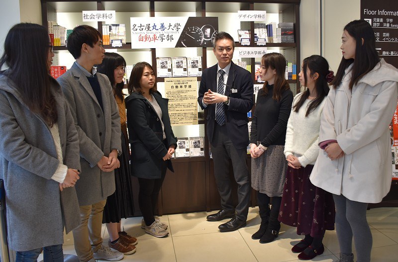 丸善名古屋本店の特設コーナーの前で話す坂本恭亮店長(右から4人目)と学生記者たち=名古屋市中区栄で