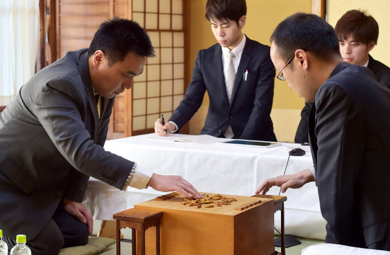 A級順位戦最終局で駒を並べる三浦弘行九段(左)と渡辺明棋王=静岡市の浮月楼で2018年3月2日午前8時49分、藤井達也撮影