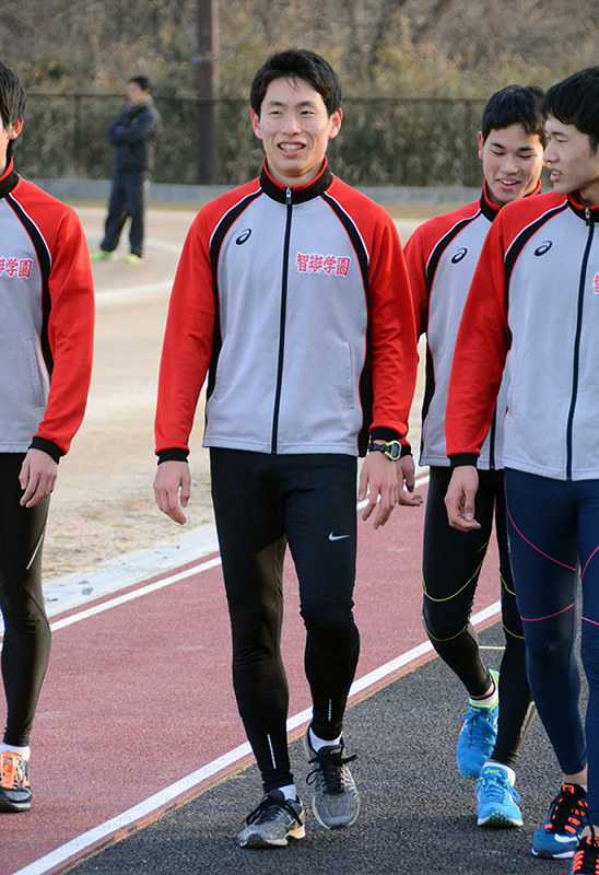 練習の合間にチームメイトと談笑する智弁学園奈良カレッジ高等部2年の松本駿選手(中央)=奈良県香芝市で、数野智史撮影