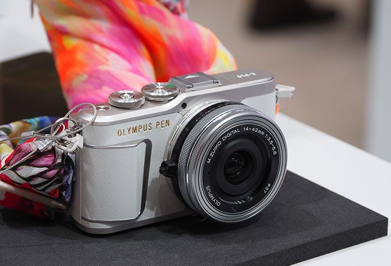 カメラ：［CP＋2018／オリンパス］おしゃれミラーレス「OLYMPUS PEN E