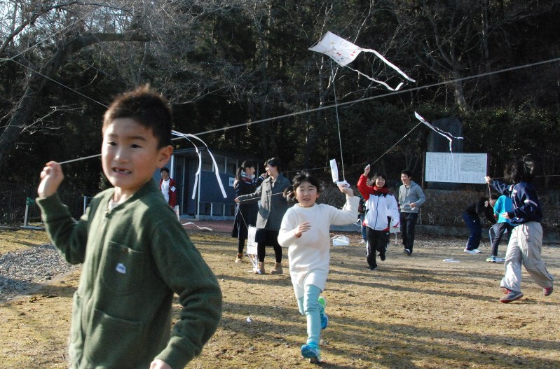 思い思いのメッセージを書き込んでたこを揚げた子どもたち=岩手県釜石市の薬師公園で、2018年3月3日、中尾卓英撮影