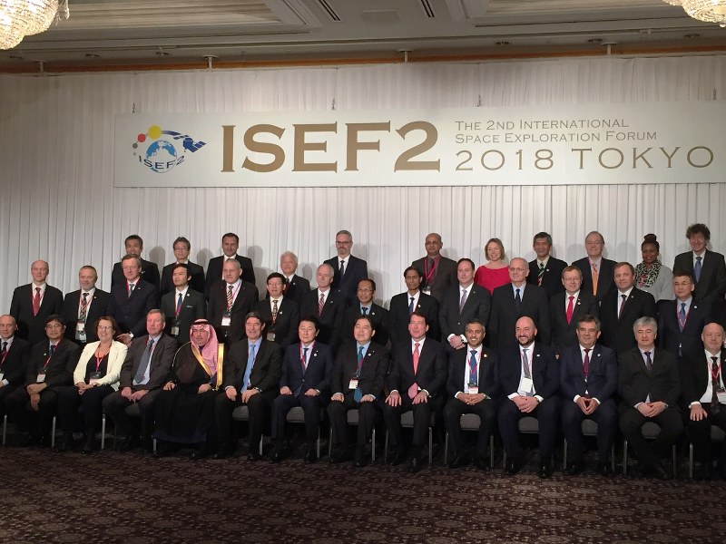 3日開幕した国際宇宙探査フォーラムで記念撮影する各国閣僚級や宇宙機関代表ら=東京都目黒区で2018年3月3日、酒造唯撮影