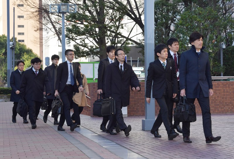 東京地検と公取委は昨年末、大手ゼネコン4社を一斉に捜索し、談合疑惑の解明に乗り出した。写真は大成建設本社に向かう係官ら=東京都新宿区で12月19日、西本勝撮影