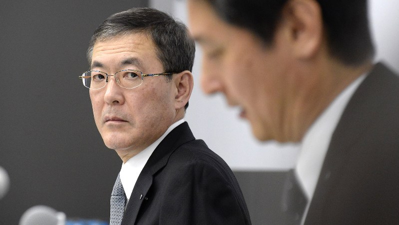 無資格検査問題で記者会見するスバルの吉永泰之社長(奥)=2017年10月27日、渡部直樹撮影