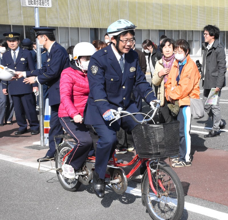 タンデム自転車に乗る警察官ら=南アルプス市で