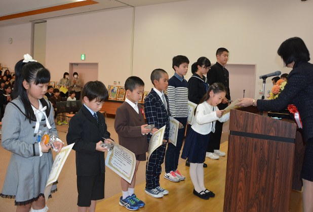 県読書感想文 感想画コンクール 入賞54人3校を表彰 静岡 毎日新聞