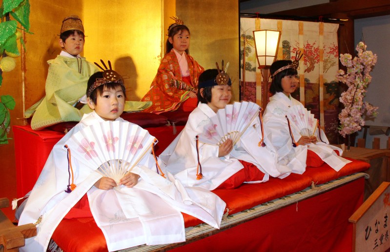 おひなまつり ひな壇で記念撮影 平安調の衣装身につけ 護国神社 三重 毎日新聞
