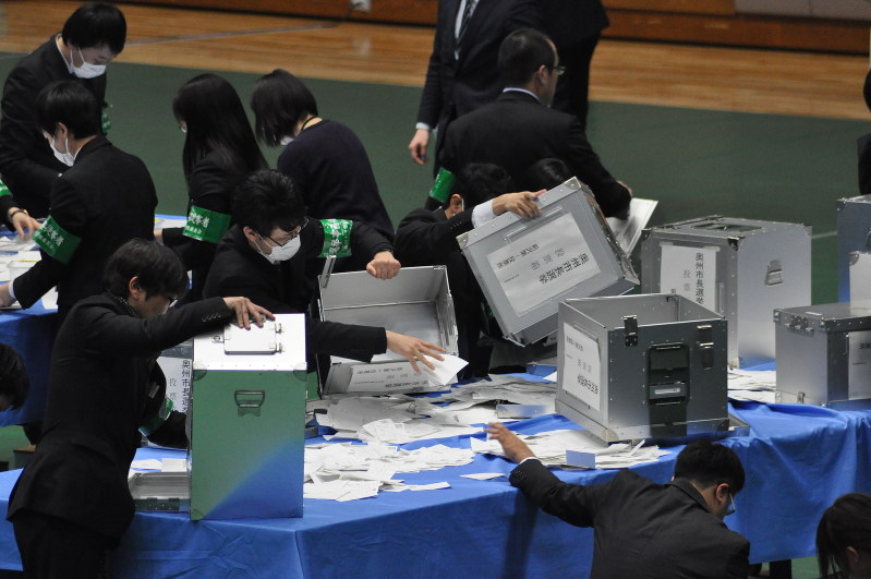 選挙 奥州市長選 奥州市議選 開票作業深夜まで 市長選 現新３氏激戦展開 岩手 毎日新聞