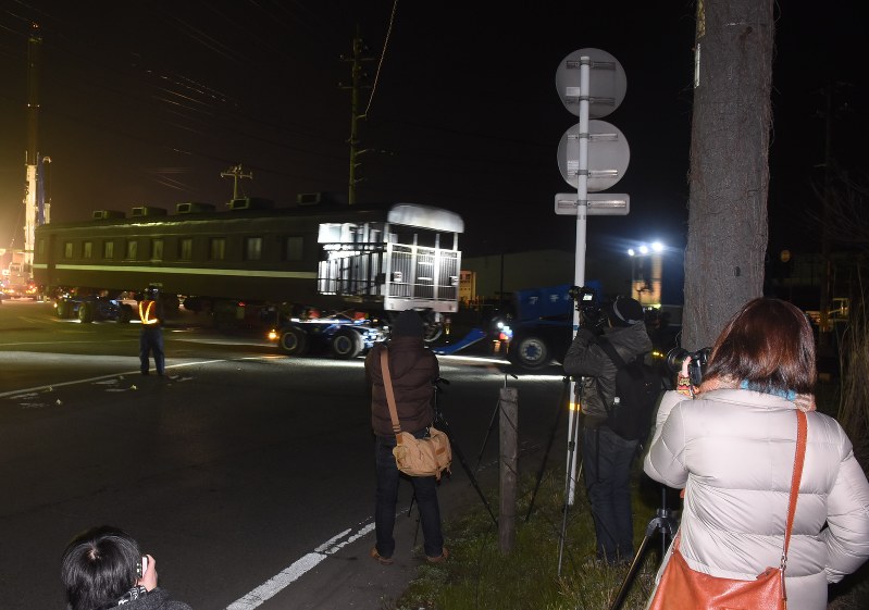 静岡県へ出発する客車を見送る鉄道ファン