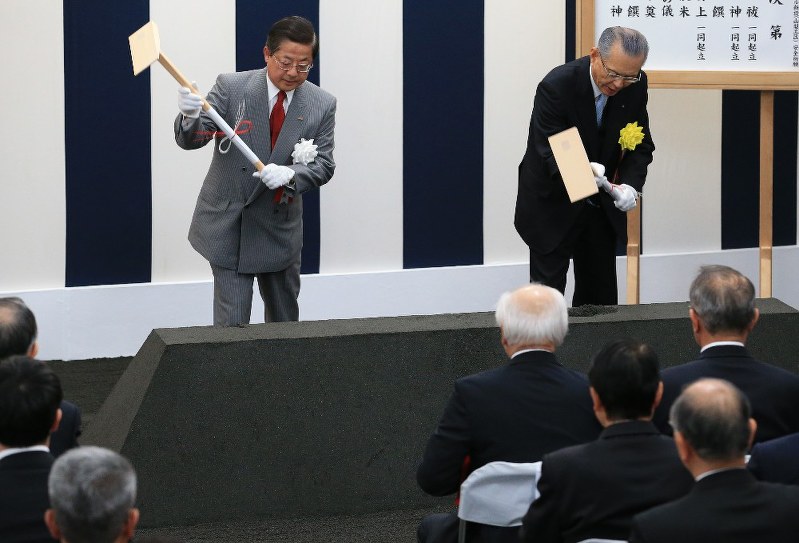 リニア中央新幹線の南アルプストンネル工事の安全を祈願してくわ入れを行う柘植康英JR東海社長(左)と山内隆司大成建設会長=山梨県早川町で2015年12月18日、梅村直承撮影