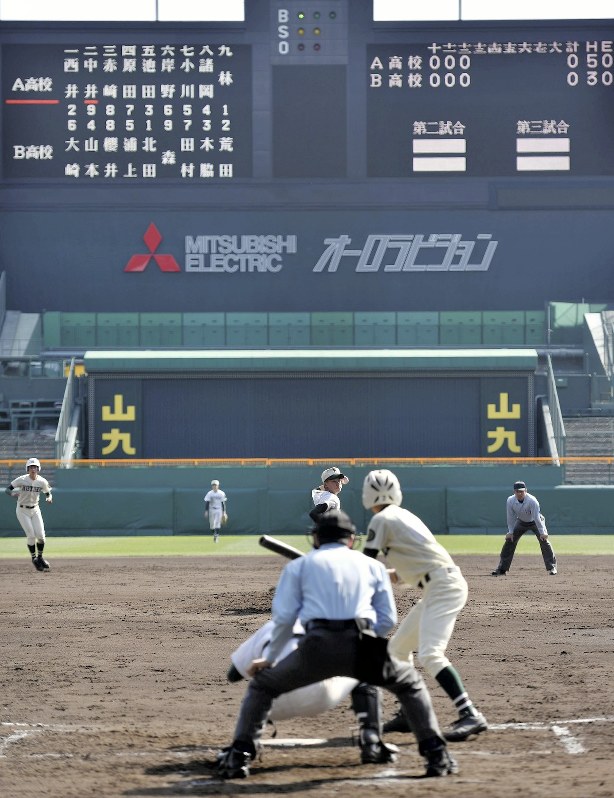 阪神甲子園球場で行われたタイブレーク講習会=兵庫県西宮市で2018年3月4日、猪飼健史撮影