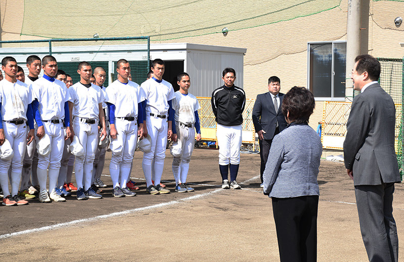 松山市の野志克仁市長(右)から激励の言葉を受ける松山聖陵ナイン=松山市久万ノ台の同校で、中川祐一撮影