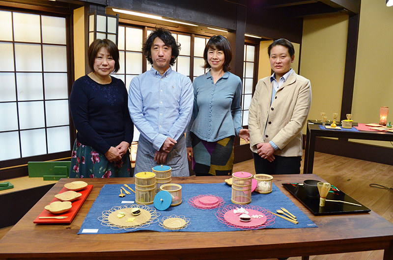 テーブルコーディネートをテーマに、それぞれの伝統工芸の作品が並ぶ。右から木下朋美さん、ナカジマミカさん、杉山雅俊さん、井上左弓さん=京都市中京区のしまだいギャラリーで、亀田早苗撮影