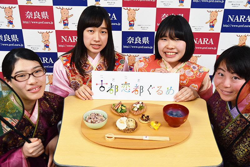 考案したプレートランチをPRする奈良女子大の学生=奈良県庁で、大西咲子撮影