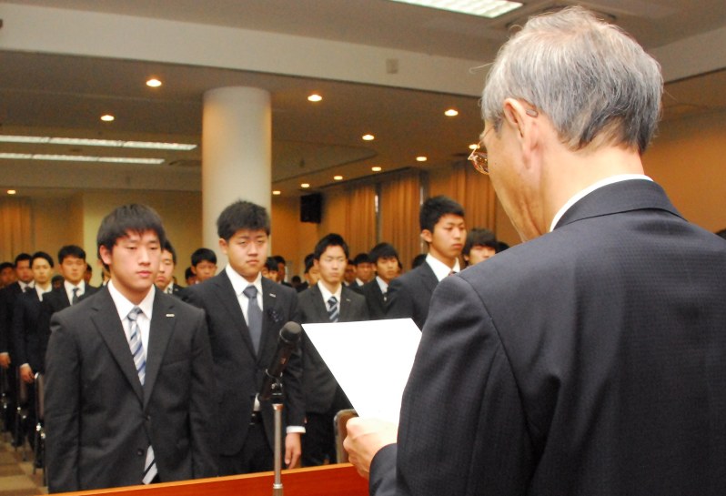 竹本支社長から辞令の交付を受ける高卒新入社員