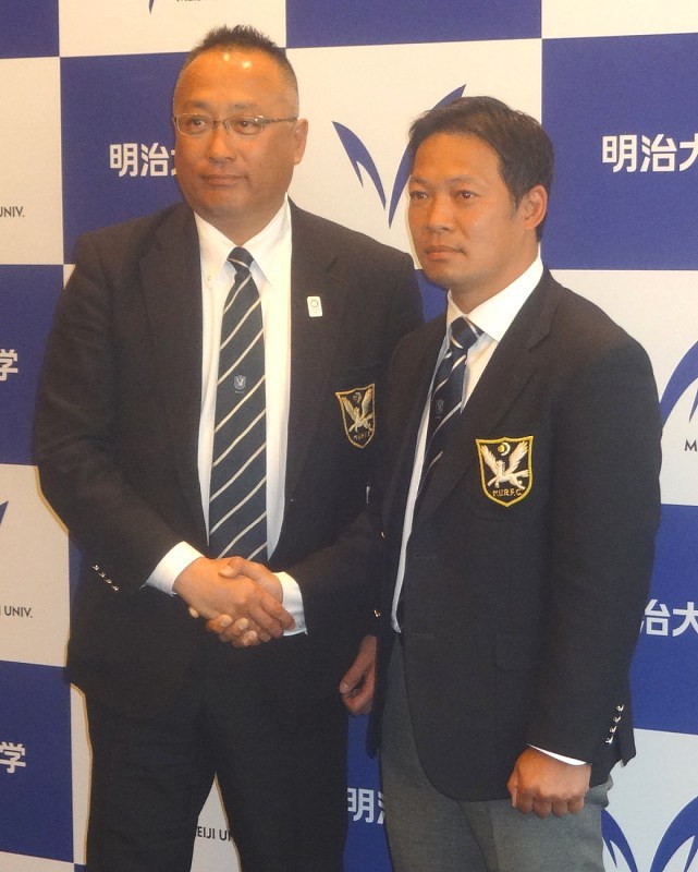 明大ラグビー部のヘッドコーチから昇格した田中新監督(右)。左は丹羽前監督