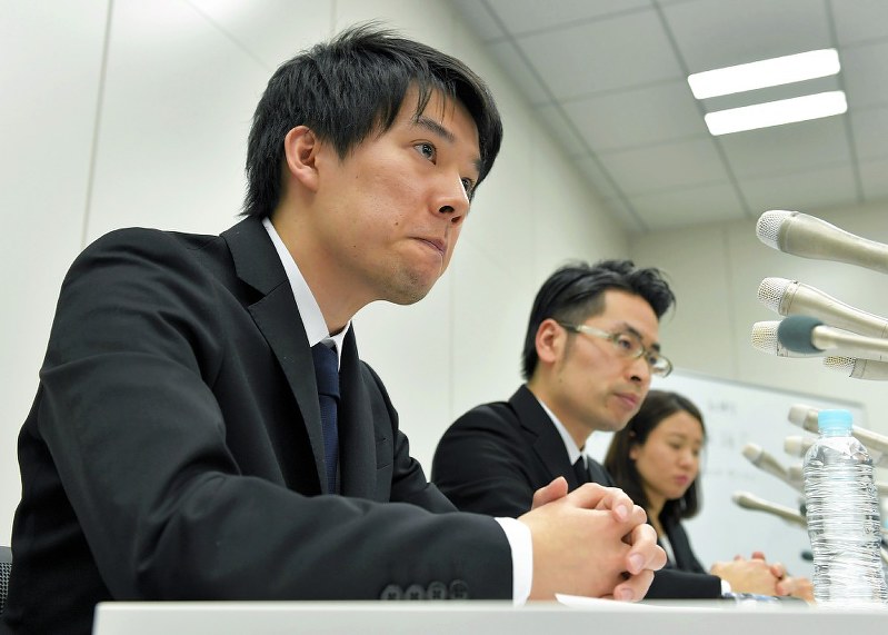 仮想通貨の出金停止について険しい表情で記者会見するコインチェックの和田晃一良社長(左)と大塚雄介取締役=東京都中央区の東京証券取引所で1月27日、手塚耕一郎撮影