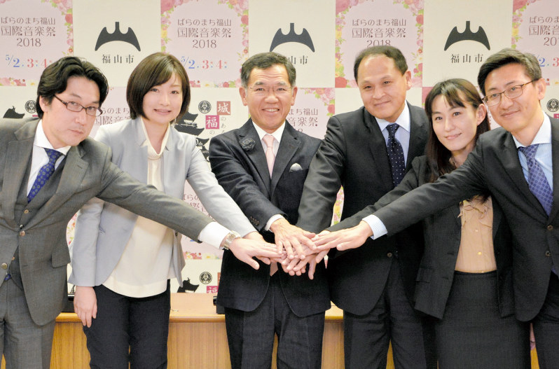 広島県福山市から委嘱を受けた「戦略推進マネジャー」5人と枝広直幹市長(左から3人目)=福山市役所で2018年3月3日)