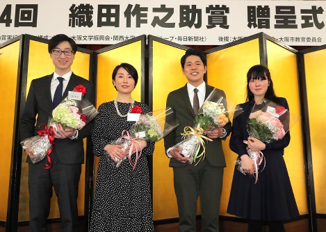 夢のくるまコンテスト 受賞作でモデルカー 上位２人のイラスト模型化 贈呈 大府の小５ ６年生 愛知 毎日新聞