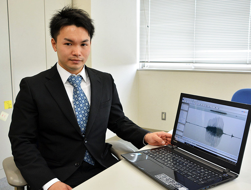 牛の声で発情期や分娩時期を把握するシステムを研究する今出雄太さん=高松市で、岩崎邦宏撮影