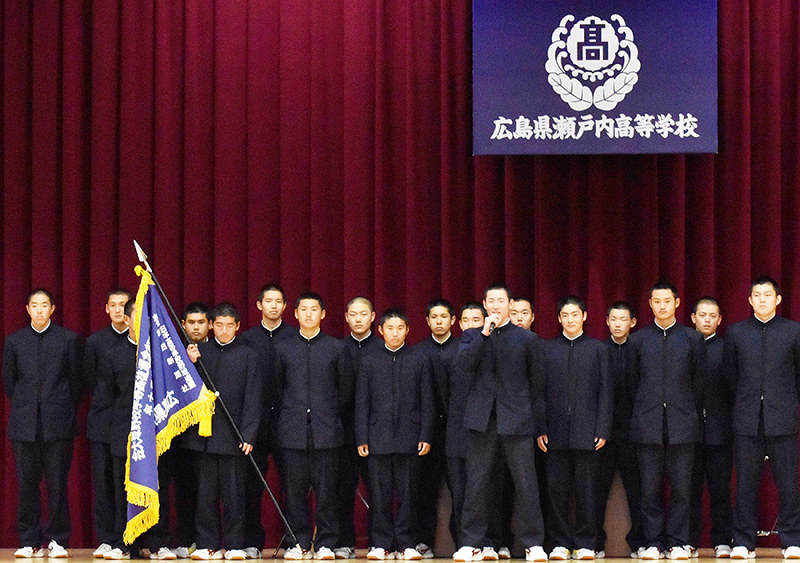 決意表明をする瀬戸内の新保利於主将(中央右)と、ベンチ入りした選手たち=広島市東区長尾西2の同校で、小山美砂撮影