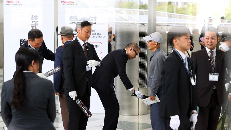 東芝の臨時株主総会で持ち物検査を行う事務局のスタッフ=2017年10月24日、小川昌宏撮影