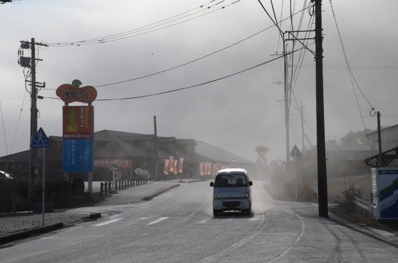 新燃岳 ７年ぶり爆発的噴火 都城に降灰 住民は除去作業 宮崎 毎日新聞