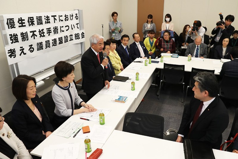 旧優生保護法下の強制不妊手術について考える議員連盟の設立総会であいさつする会長の尾辻秀久・元厚労相(中央左)=衆院第1議員会館で2018年3月6日午後0時7分、小出洋平撮影