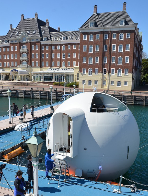 HTBの船着き場に浮かぶ水上ホテル=長崎県佐世保市で2018年3月6日午後0時15分、峰下喜之撮影
