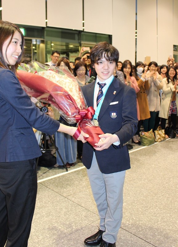花束を贈呈され、笑顔を見せる宇野昌磨=愛知県豊田市のトヨタ自動車で2018年3月6日、中島幸男撮影